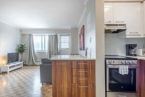 Réfrigérateur, micro-ondes, four, plaque de cuisson