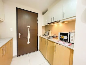 Refrigerador, microondas, placa de cocina, utensilios de cocina