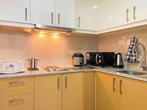Refrigerador, microondas, placa de cocina, utensilios de cocina