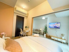 1 bedroom, iron/ironing board, WiFi, bed sheets - Elegant BGC Condo Across Mitsukoshi Mall #upt27p (Taguig)