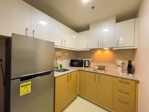 Fridge, microwave, stovetop, cookware/dishes/utensils