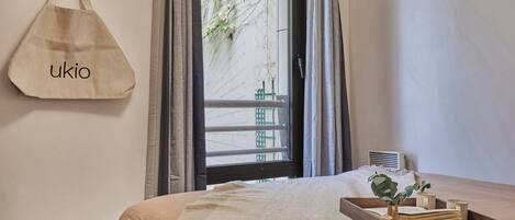 Tabla de planchar con plancha, wifi y ropa de cama