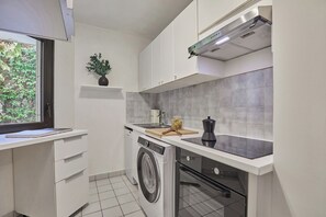 Kühlschrank, Mikrowelle, Ofen, Herdplatte