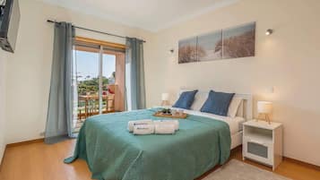4 slaapkamers, een strijkplank/strijkijzer, gratis wifi, beddengoed