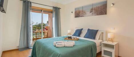 Iron/ironing board, free WiFi, bed sheets