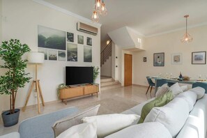 Smart TV - Sunny House with Jacuzzi and Pool by HostWise (Albufeira)