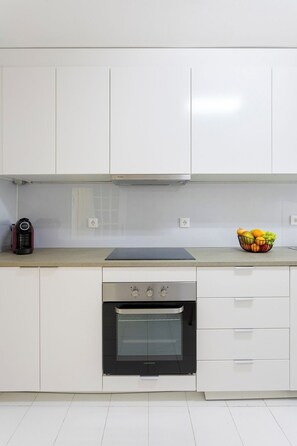 雪櫃、微波爐、焗爐、爐具