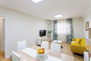 Smart TV - Modern & Bright Flat with Workspace by HostWise (Vila Nova de Gaia)