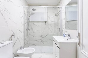 Shower, hair dryer, towels, shampoo