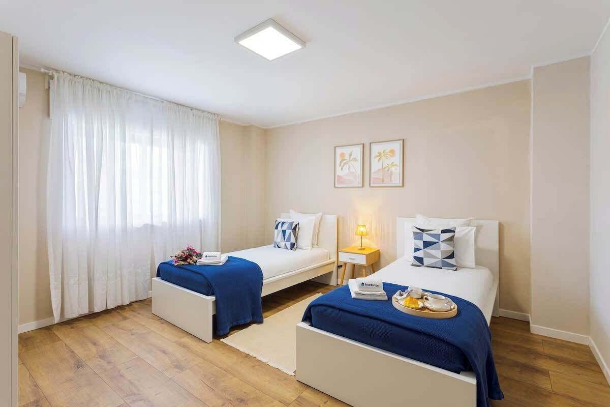 2 slaapkamers, een strijkplank/strijkijzer, reisbedje, gratis wifi