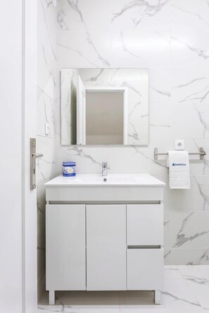 Shower, hair dryer, towels, shampoo - Modern & Bright Flat with Workspace by HostWise (Vila Nova de Gaia)