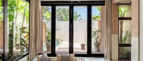 Deluxe villa, 1 slaapkamer, terras, uitzicht op zwembad | Woonruimte | Een 55-inch televisie met kabelzenders