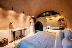 Luxe villa, 1 slaapkamer, terras, uitzicht op zwembad | Lakens van Egyptisch katoen, luxe beddengoed, een kluis op de kamer
