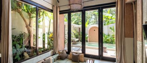 Vil·la de luxe, 1 dormitori, pati, vistes a la piscina | Sala d'estar | Televisor de 55 polzades amb canals per cable