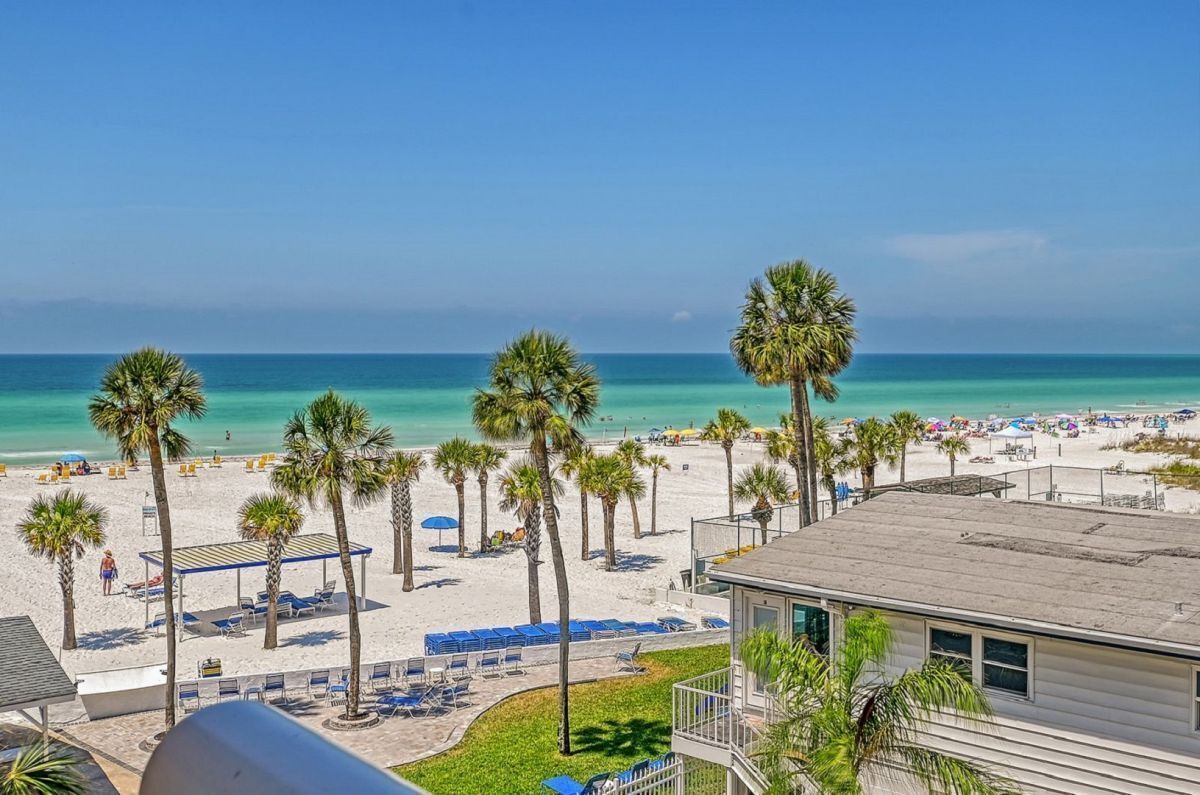 Chaises longues, serviettes de plage