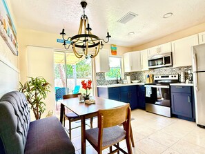 Jääkaappi, mikroaaltouuni, uuni, liesi