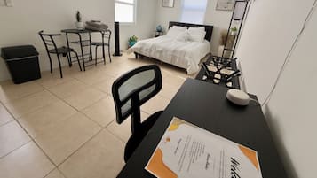 1 habitación, escritorio, wifi gratis y ropa de cama