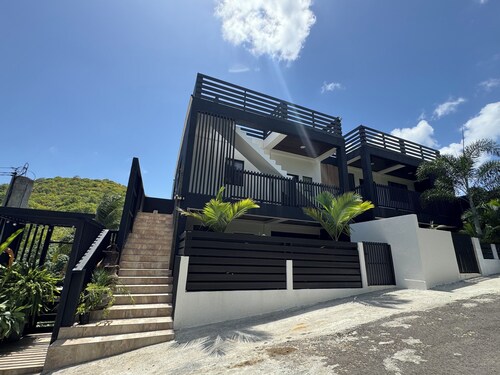 Sea View Condo, Minutes from UVF Int’l Airport - Spacious & Modern Stay