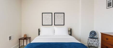 6 bedrooms, iron/ironing board, WiFi, bed sheets