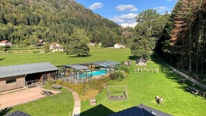 Property grounds - Rental of 12 gîtes and 1 chalet that can accommodate 2 to 10 people. (ROCHESSON)