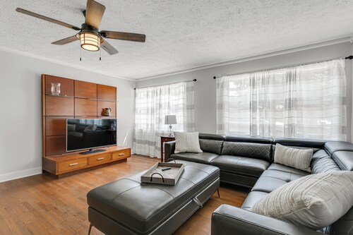 Tampa Family Oasis – Cozy Home w/ Screened-in Heated Pool