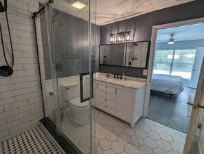 Hair dryer, towels, soap, shampoo - Tampa Family Oasis – Cozy Home w/ Screened-in Heated Pool (Lutz)