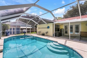 Una piscina al aire libre, una piscina climatizada
