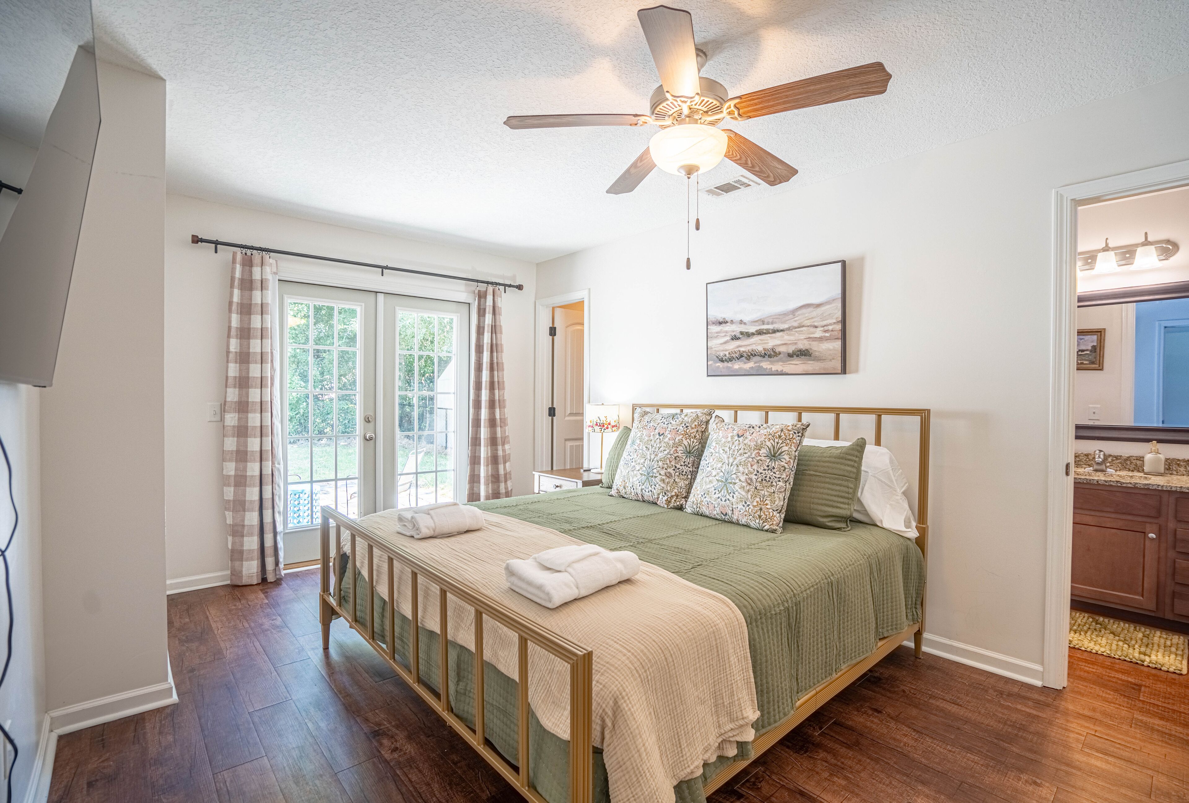 3 bedrooms, iron/ironing board, WiFi, bed sheets