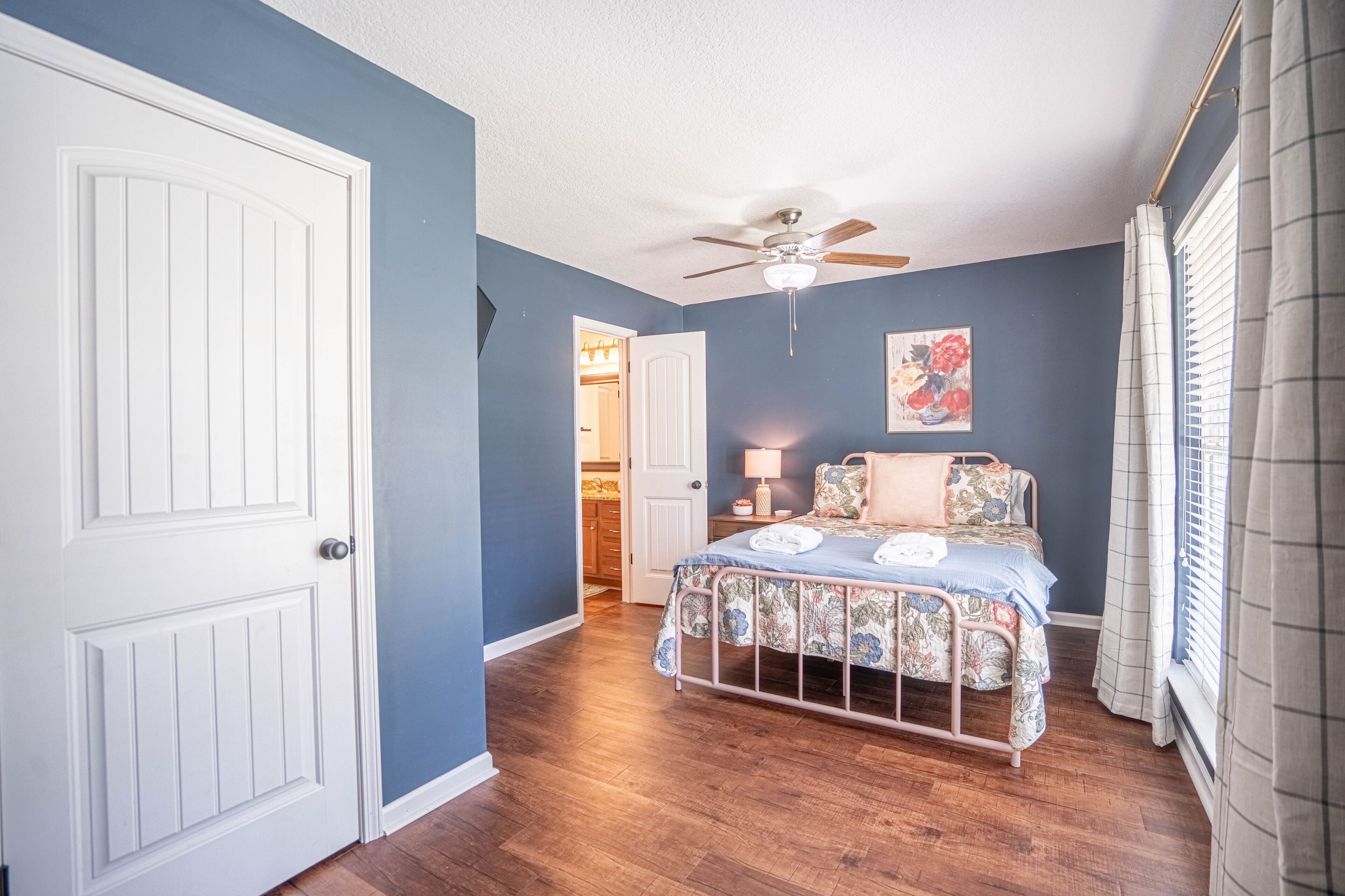 3 habitaciones, tabla de planchar con plancha, wifi y ropa de cama 