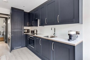 Kühlschrank, Mikrowelle, Ofen, Kochgeschirr/Geschirr/Besteck