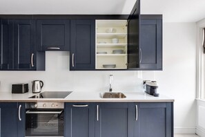 Fridge, microwave, oven, cookware/dishes/utensils - Blueground | Tyburnia, view, nr Hyde Park (London)