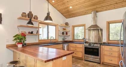 Modern 2 Bedroom Hilltop Retreat