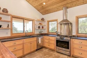 電子レンジ、オーブン、コンロ、食器洗い機