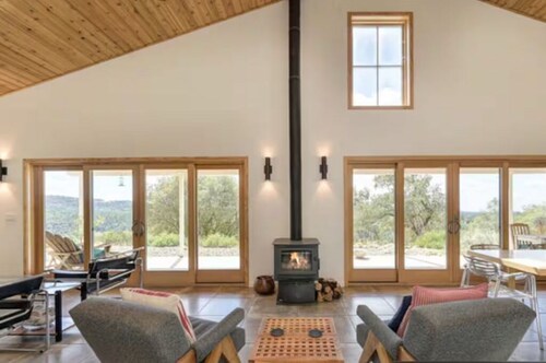 Hilltop Retreat – Wine Country with Ski Resort Access