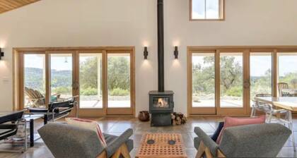 Hilltop Retreat – Wine Country with Ski Resort Access