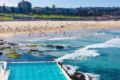 Stylish 4-Bedroom Apt with Parking @Bondi Beach