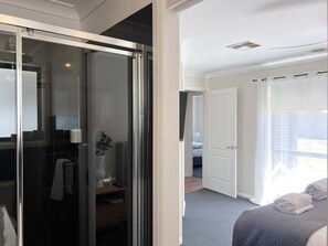3 slaapkamers, een strijkplank/strijkijzer, beddengoed