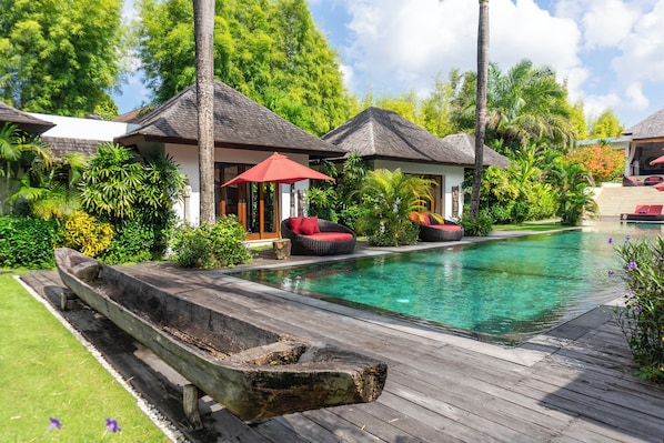 Una piscina al aire libre