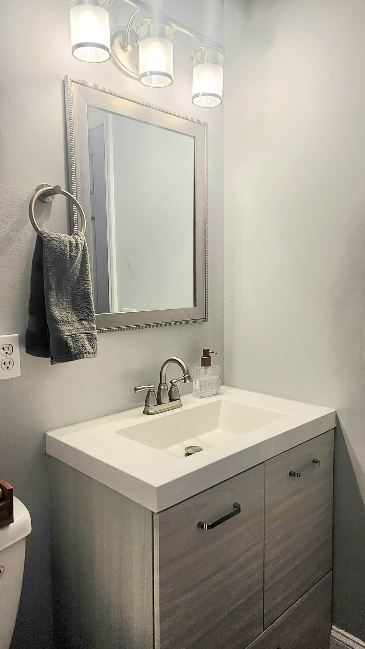 Secador de cabelo, toalhas de banho, sabonete, shampoo