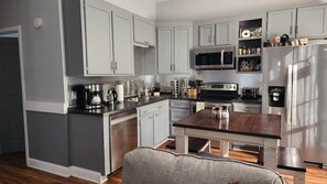 Kjøleskap, mikrobølgeovn, ovn og kokeplater