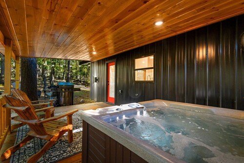 Cozy 1BR Cabin Getaway. Hot Tub, Fireplace & Peaceful Setting