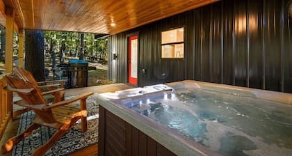 Cozy 1BR Cabin Getaway. Hot Tub, Fireplace & Peaceful Setting