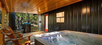 Cozy 1BR Cabin Getaway. Hot Tub, Fireplace & Peaceful Setting