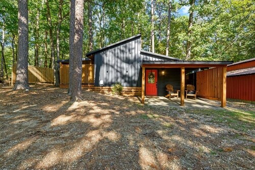 Cozy 1BR Cabin Getaway. Hot Tub, Fireplace & Peaceful Setting