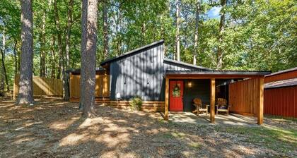Cozy 1BR Cabin Getaway. Hot Tub, Fireplace & Peaceful Setting