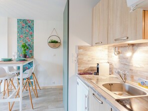 Réfrigérateur, four à micro-ondes, un four, vaisselle et ustensiles