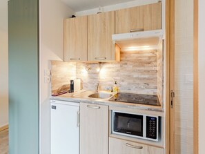 Réfrigérateur, four à micro-ondes, un four, vaisselle et ustensiles