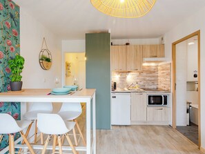 Fridge, microwave, oven, cookware/dishes/utensils