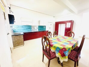 Mini-fridge, microwave, oven, stovetop - La Bendición (Bengaluru)