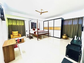 Quarto casal família, sacada, vista para a cidade | Escrivaninha, espaço de trabalho para notebook, Wi-Fi de cortesia